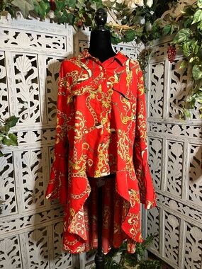 TRUTH TANTALIZING RED & GOLD CHAIN PRINT HIGH LOW BUTTON UP PLUS TOP